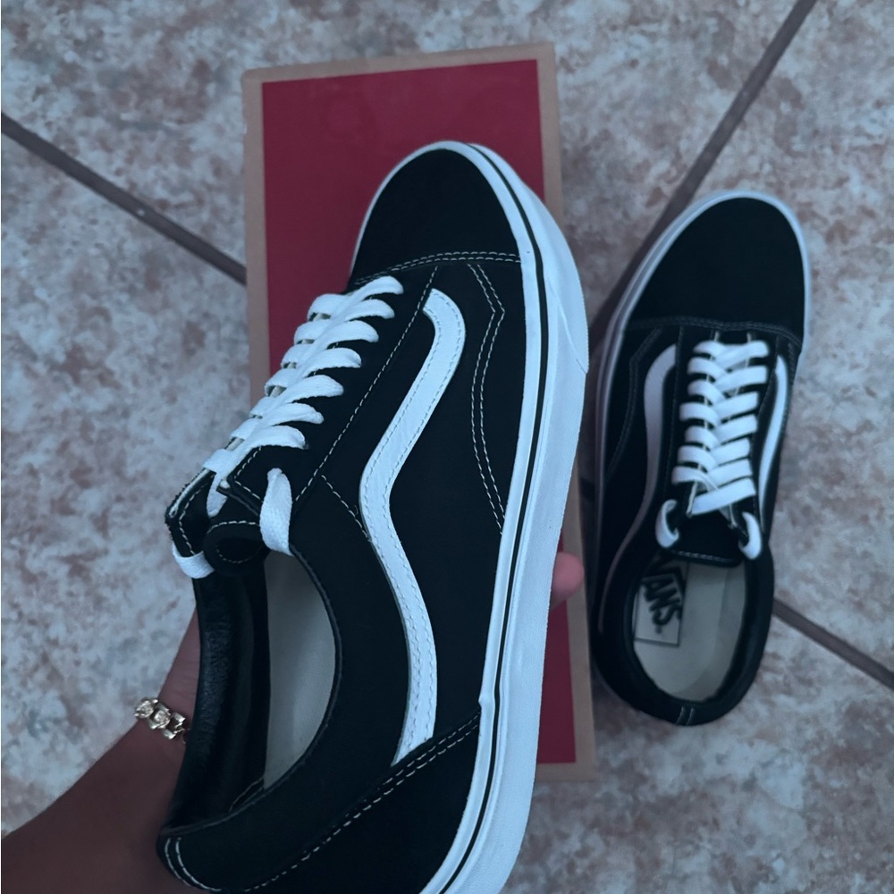 Vans Classic Black and White Low-Tops new